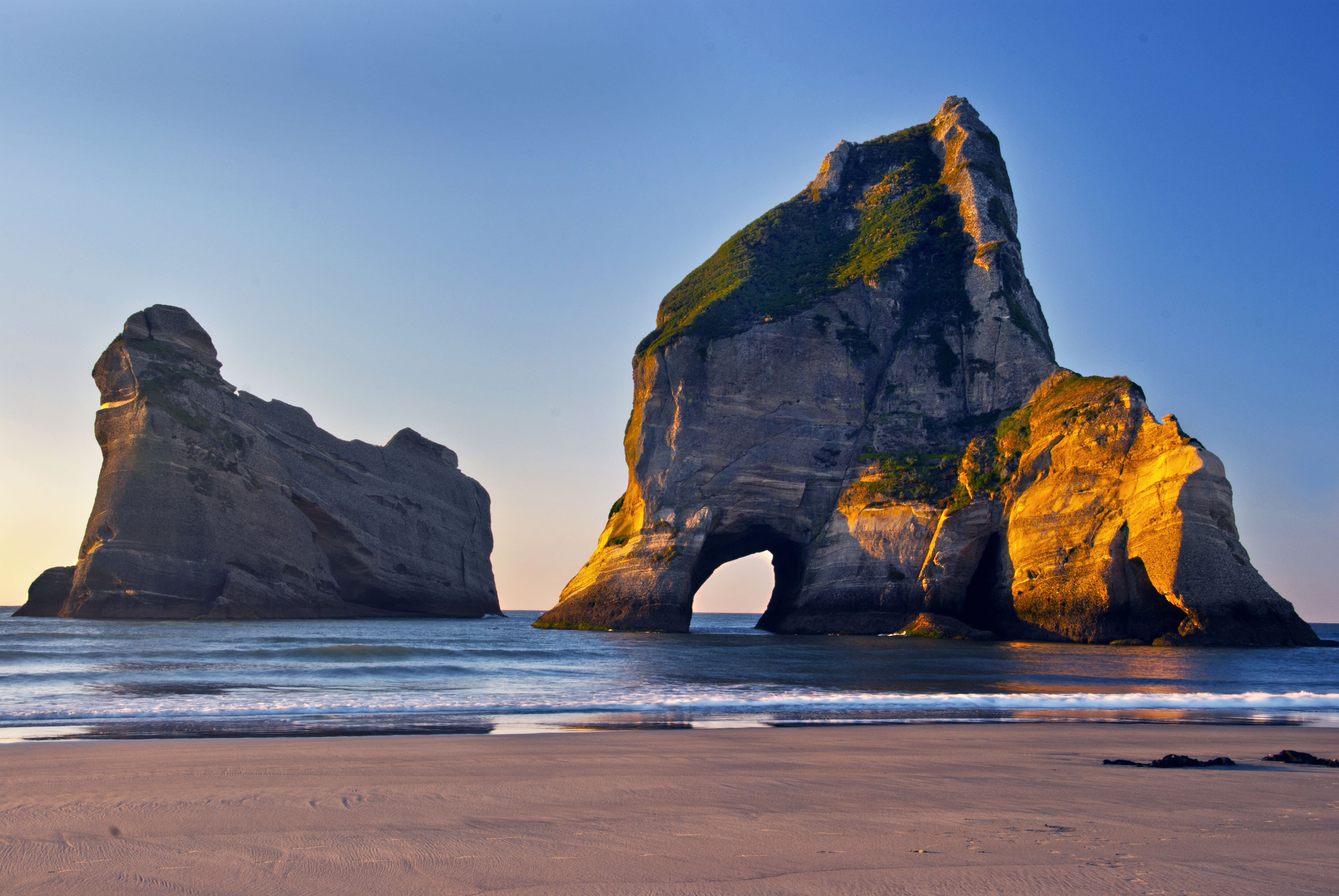 Тасмановым морем. Тасманово море Wharariki Beach. Wharariki Beach новая Зеландия. Тасманово море скалы. Пляж Варарики новая Зеландия.